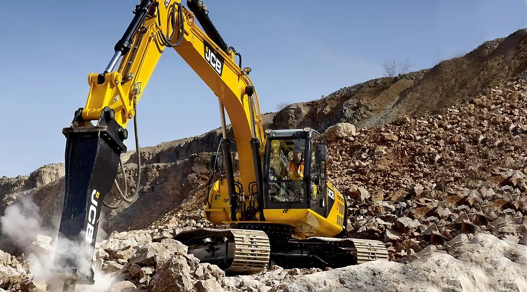 Экскаватор JCB-220 с ковшом и гидромолотом